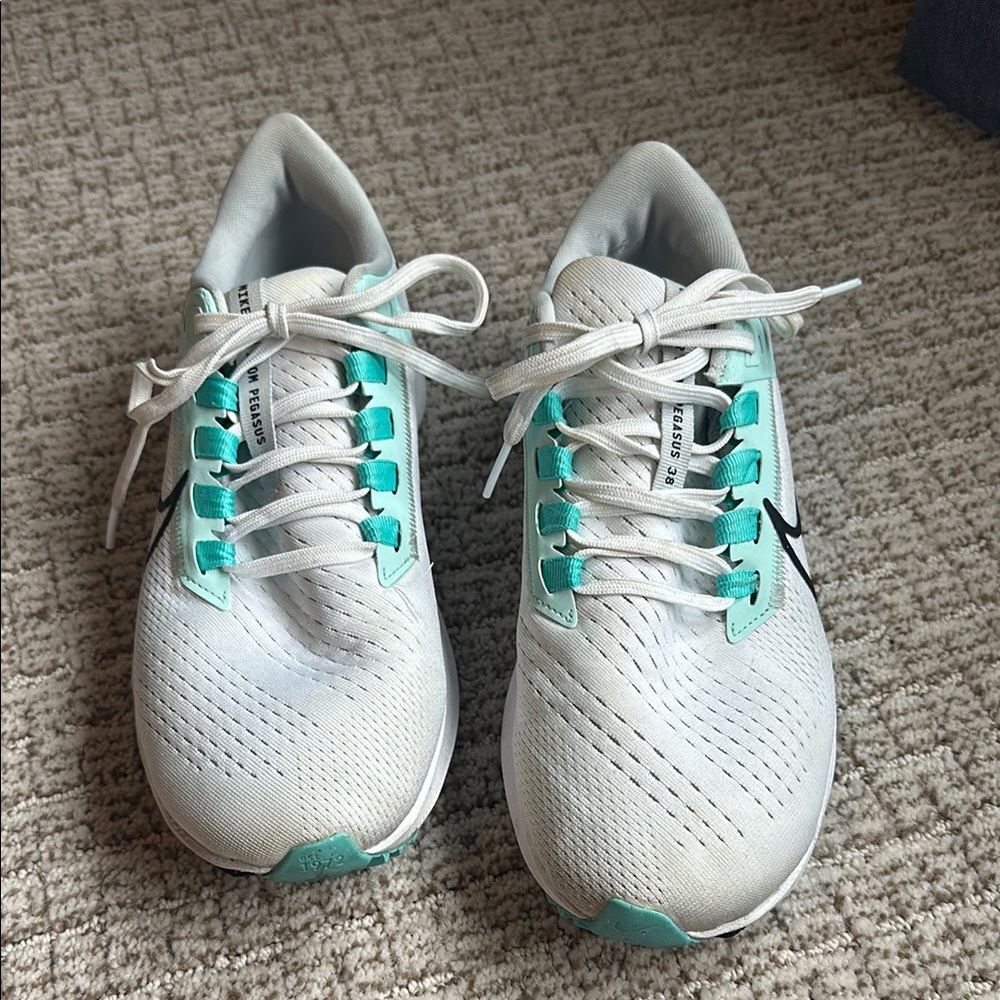 Nike White and Green Sneakers Lightweight Performance